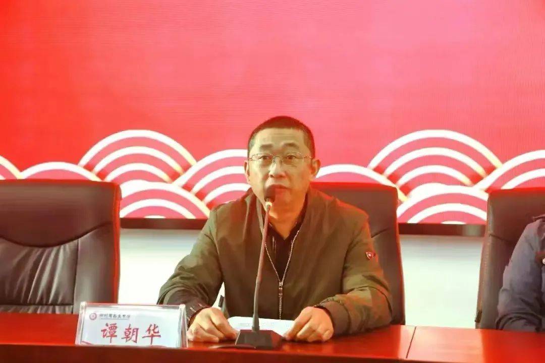 副校长被全体教师举报，官方回应